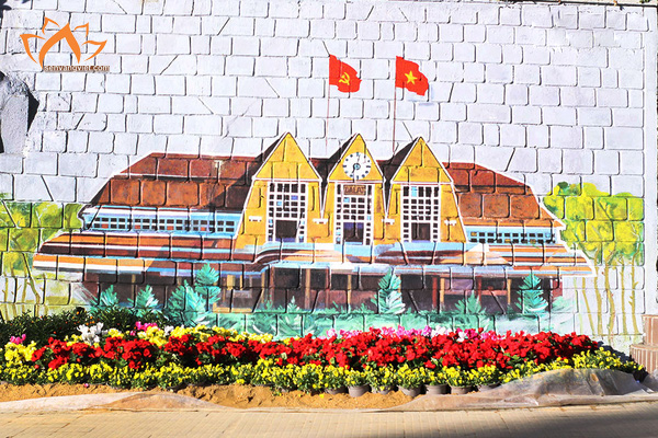 Ngắm những bức tranh trên đá tại "con đường hội họa" giữa trung tâm Đà Lạt - Ảnh 6. Ngắm những bức tranh trên đá tại "con đường hội họa" giữa trung tâm Đà Lạt - Ảnh 6.