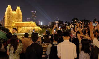 Nỗi khổ tìm chỗ ngắm Nhà thờ Đức Bà lúc lên đèn